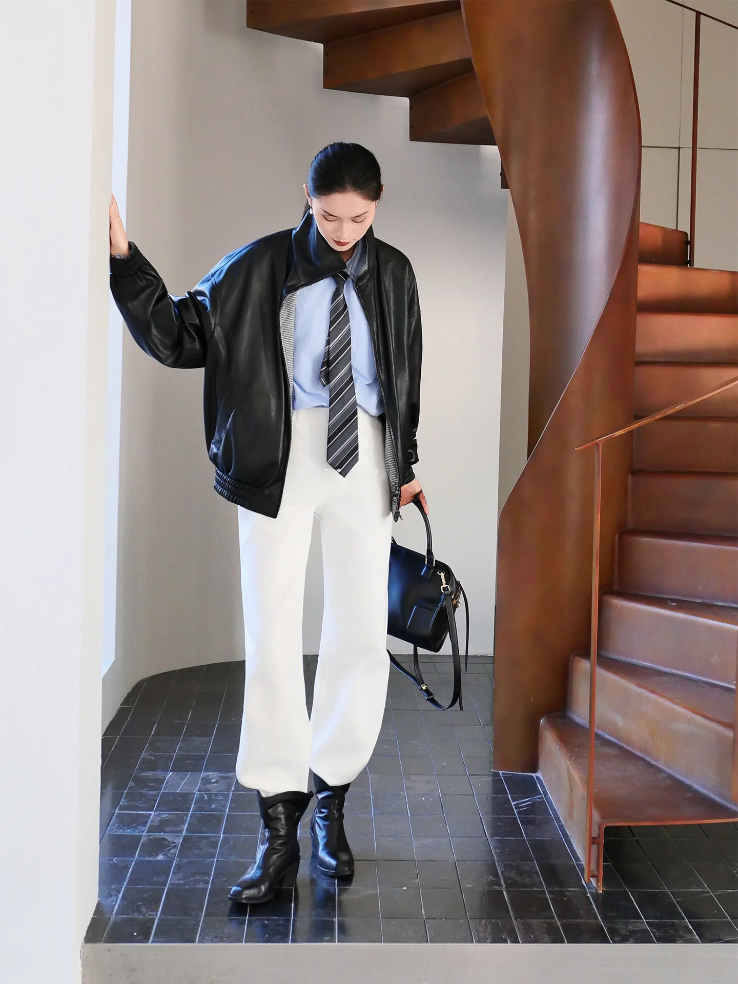 両面着用可能なショート丈レザージャケット、格子柄の襟とシーアイランドシルクを組み合わせた春向けカジュアルルーズフィットジッパーデザインPUレザー