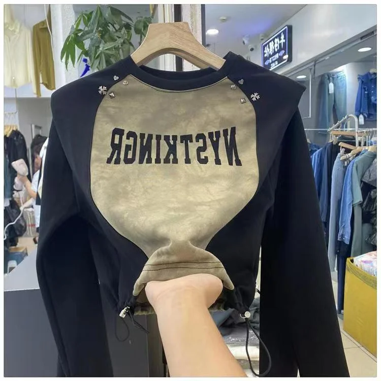 

Женская футболка больших размеров с длинным рукавом, корейский стиль, с цветными вставками на плечах и буквенным принтом, укороченный топ для осени