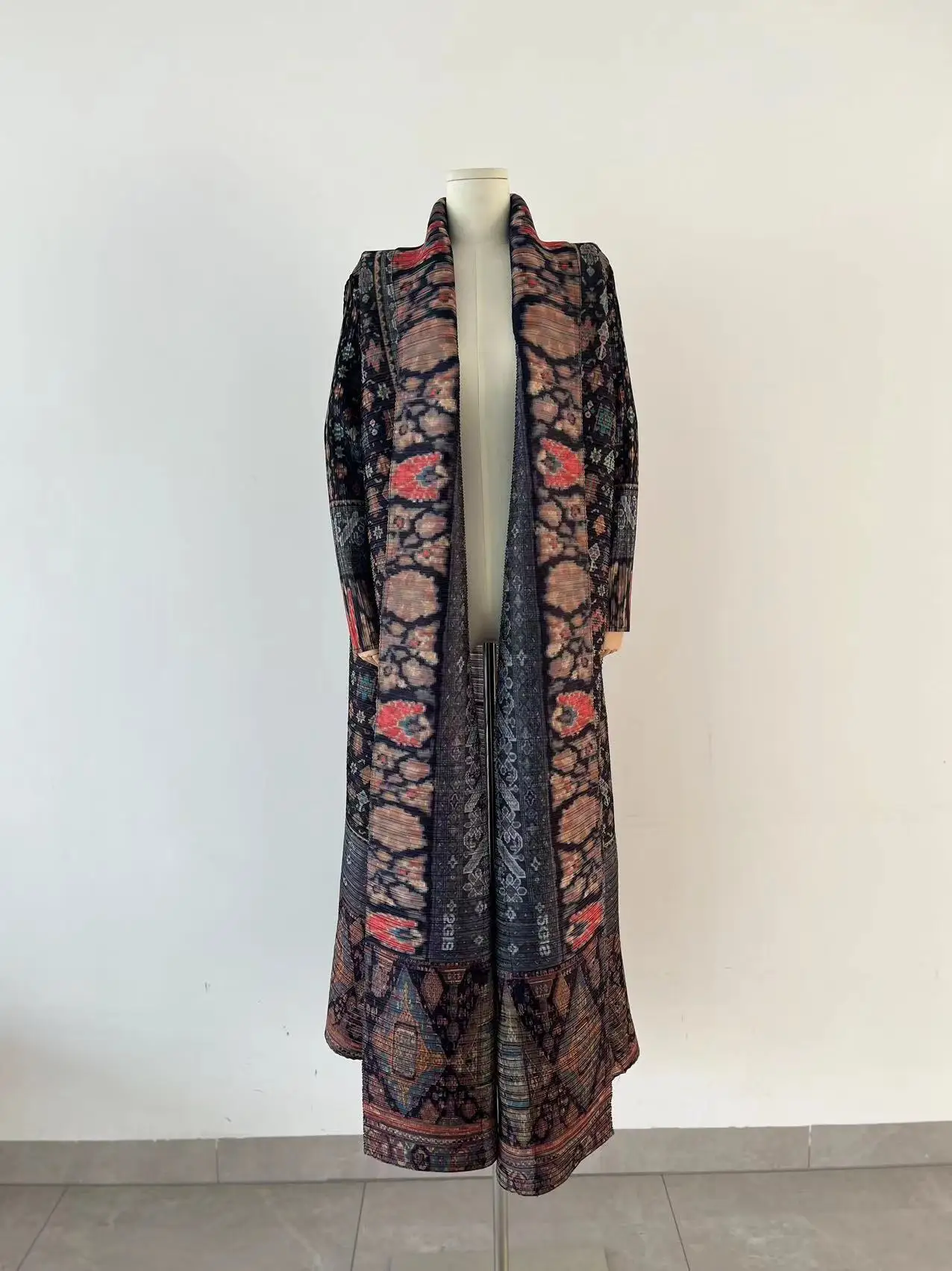 Miyake Pleated 2024 New Folded Collar Long Sleeved Retro Printed Dress Belt for Women Dubai Designer Original Fashion Loose Coat