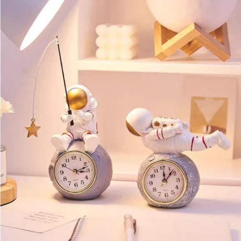 

Creative Astronaut Clock Desktop Ins Decoration Clock Children's Boy Student Desk Bedroom Bedside Small Gift