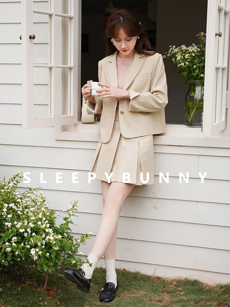 Blazer clásico de doble botonadura con hombros rectos y falda plisada, conjunto de dos piezas elegante y adelgazante