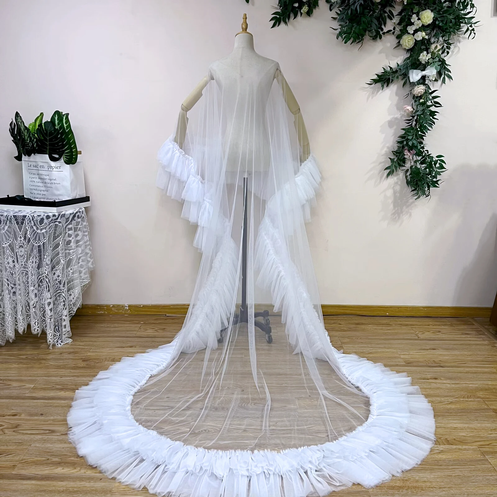 Mantella da sposa lunga in rete morbida con bordo volant corto davanti e lungo nella parte posteriore Accessori coordinati per abiti da festa da sera