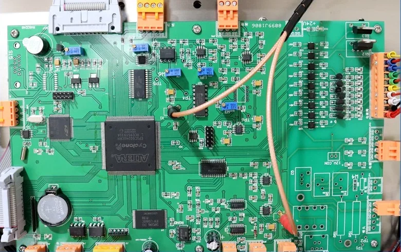 Automatyczny kodownik CIJ (Continuous Inkjet) do drukowania dat na torbach plastikowych/butelkach PET
