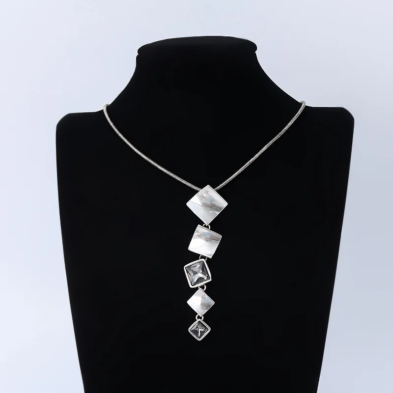 

Kaseakia Retro Minimalist Geometric Personalized Square Pendant Sweater Chain, Women's Irregular Long Necklace