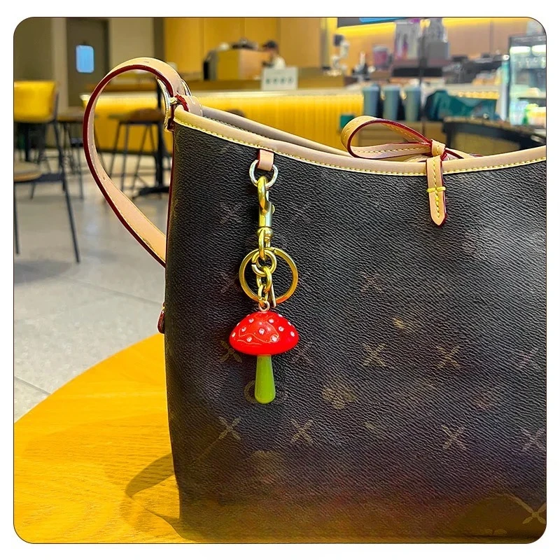 ضوء فاخر لطيف الفطر الصغير سيارة المفاتيح المتخصصة حقيبة الموضة قلادة هدية رائعة الإبداعية شنقا الديكور