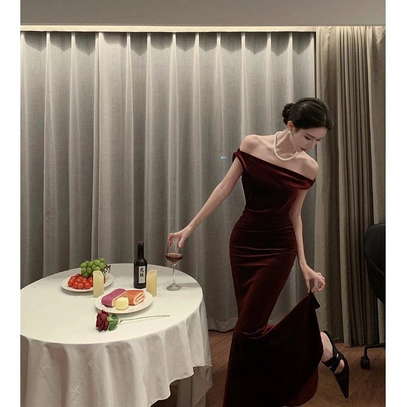 فساتين سهرة باللون الأحمر الخمري بأكتاف مائلة مكشكشة حورية البحر للتخسيس بدون أكمام مفتوحة من الخلف مناسبة رسمية لحفلات الكوكتيل والحفلات الراقصة