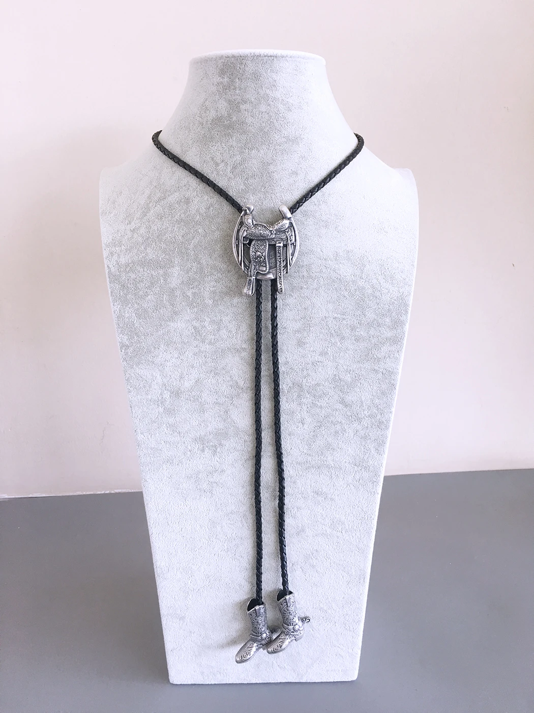 Vintage Silver Saddle Horseshoe Cowboy Cowgirl Bolo Tie also Stock in the US BOLOTIE-006 Free Shipping