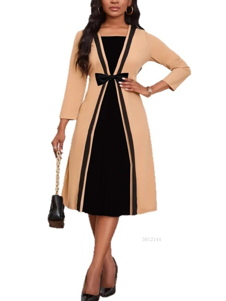 

Платье-обманка с эффектом двухслойности, V-образным вырезом, контрастным дизайном, бантом на талии, рукавами три четверти, А-силуэт для стройнящего эффекта.