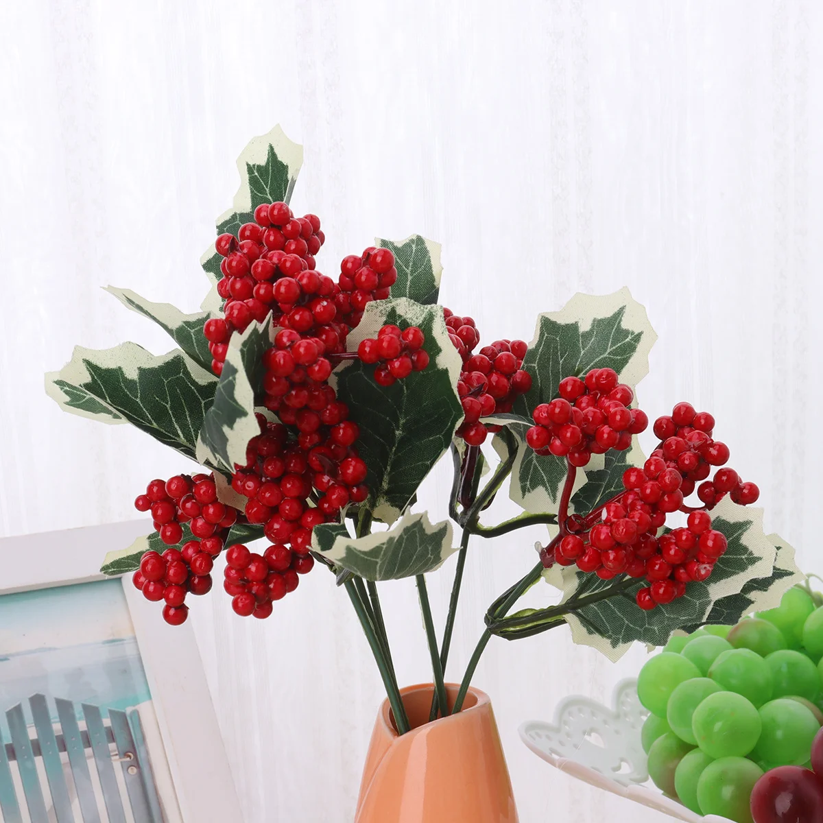 

10Pcs Artificial Red Berry Pine Needle Decor Mini Simulation Xmas Berries for Christmas Tree Party Home Decoration Photography