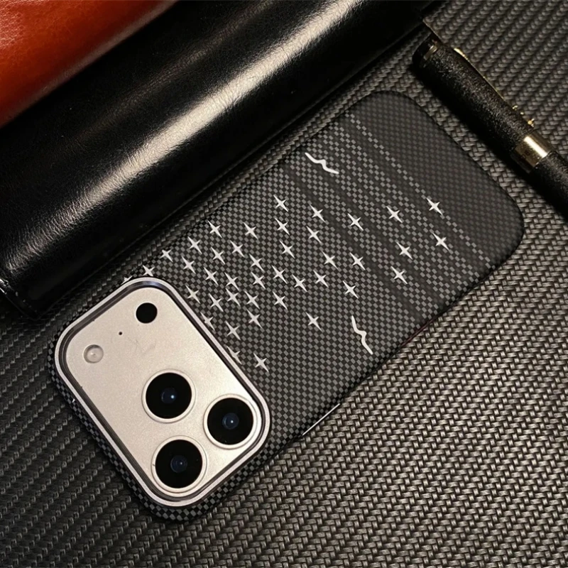 حافظة لهاتف MagSafe فاخرة من ألياف الكربون لهاتف آيفون 17 16 15 برو ماكس عدسة سبيكة مغناطيسية شحن لاسلكي غطاء مقاوم للصدمات