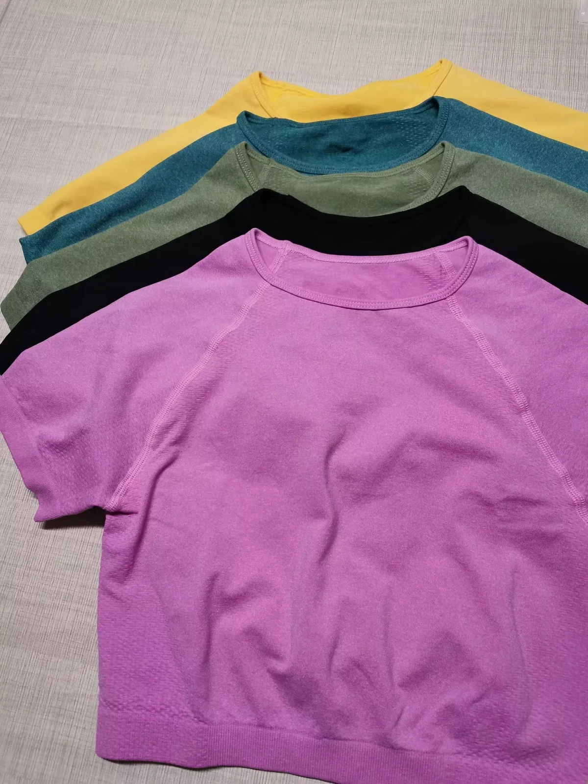 Ropa de yoga de fitness superior de manga corta deportiva para correr sin costuras de punto para mujer