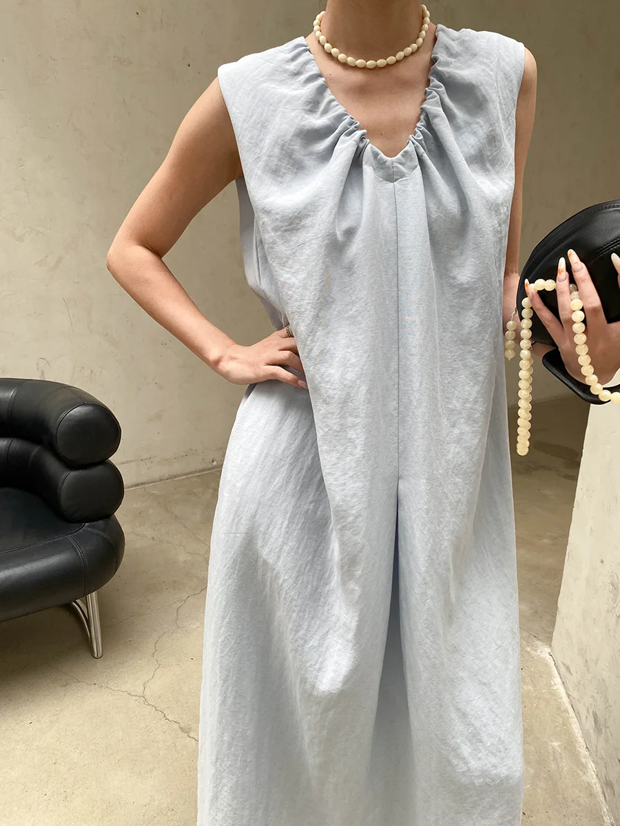 Sommerliches Damenkleid in unifarbenem, plissiertem Design mit V-Ausschnitt, Schnürung an der Taille und schlankmachendem, ärmellosem Schnitt. – Detail 17