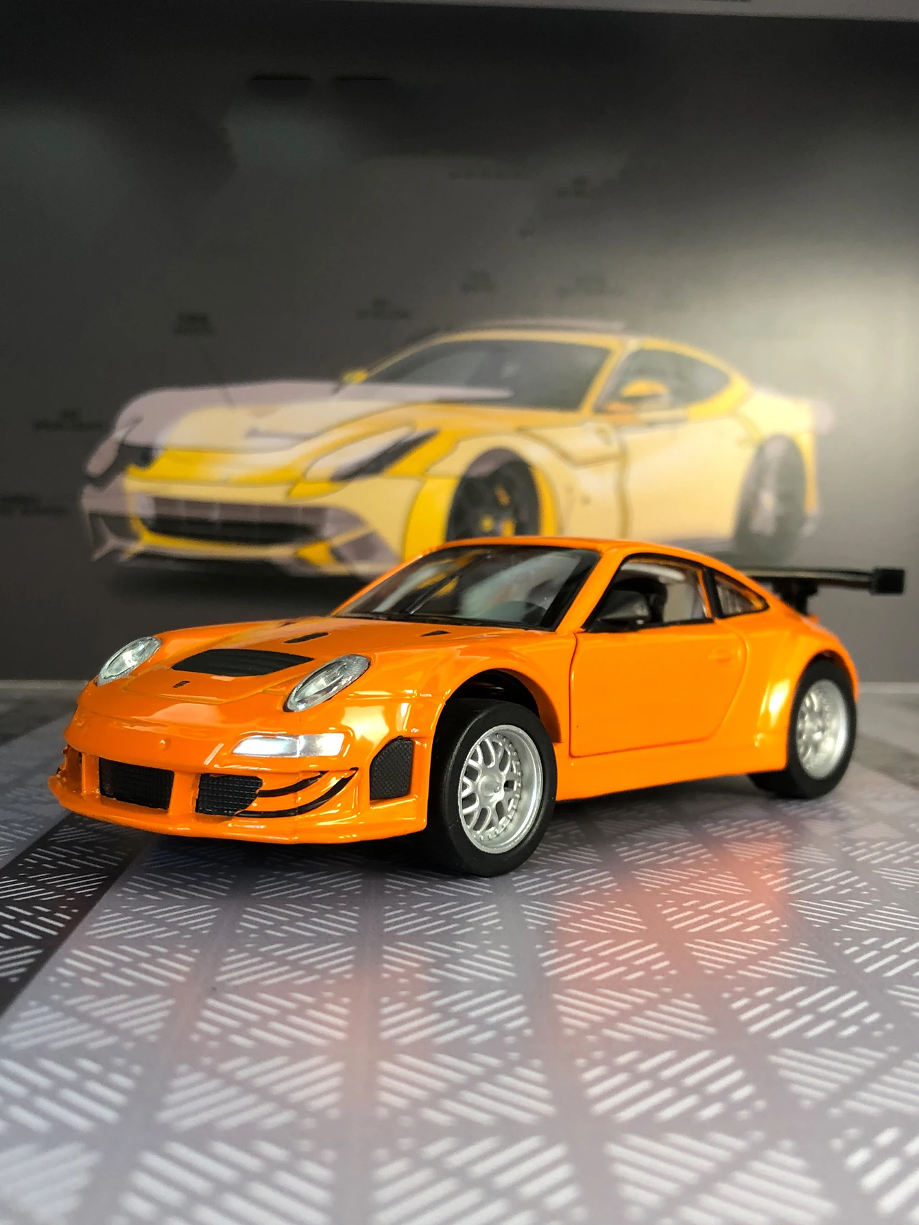 

Имитация модели автомобиля Porsche 911 GT3 RSR 1:32, можно открыть автомобильные двери, металлический орнамент