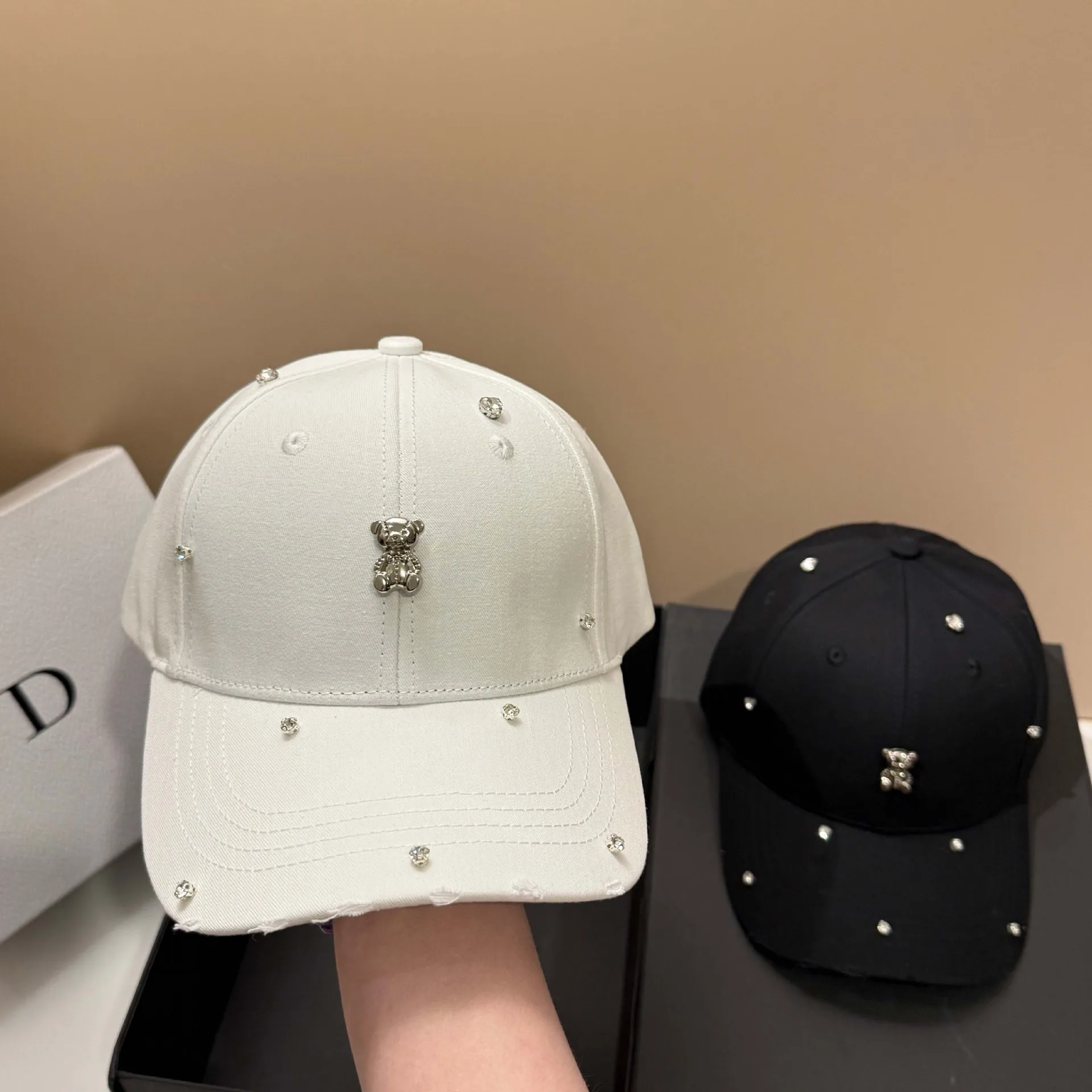 

Spring new diamond-encrusted bear baseball cap high-quality outdoor sunshade versatile age-reducing cap sports student hat