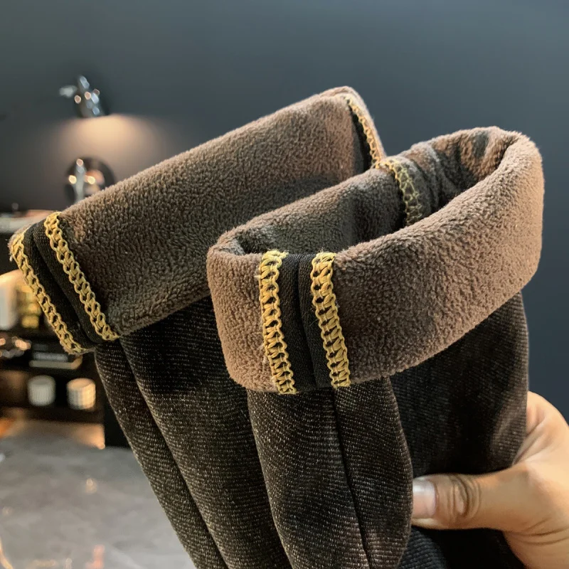 

Бархатные джинсы 2025 года, новые мужские зимние модные брендовые модные эластичные облегающие брюки для маленьких ног, морозостойкие теплые брюки