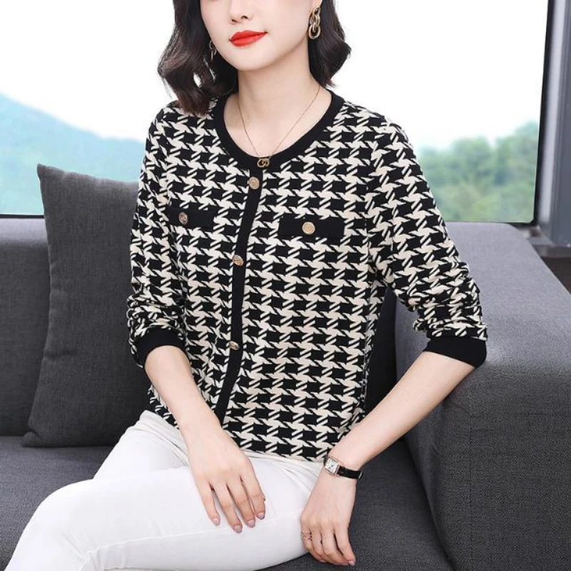 Spring Autumn New Round Neck Long Sleeve Fashion T-Shirts Women High Street Printing Pullovers Vintage Elegant Button Chic Tops