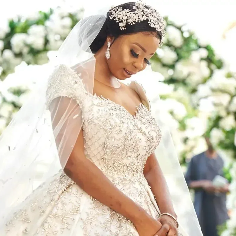 Abito da sposa personalizzato con perline di cristalli scintillanti con scollo a cuore Robe De Mariée Abito da sposa africano con maniche ad aletta e abito da ballo taglie forti
