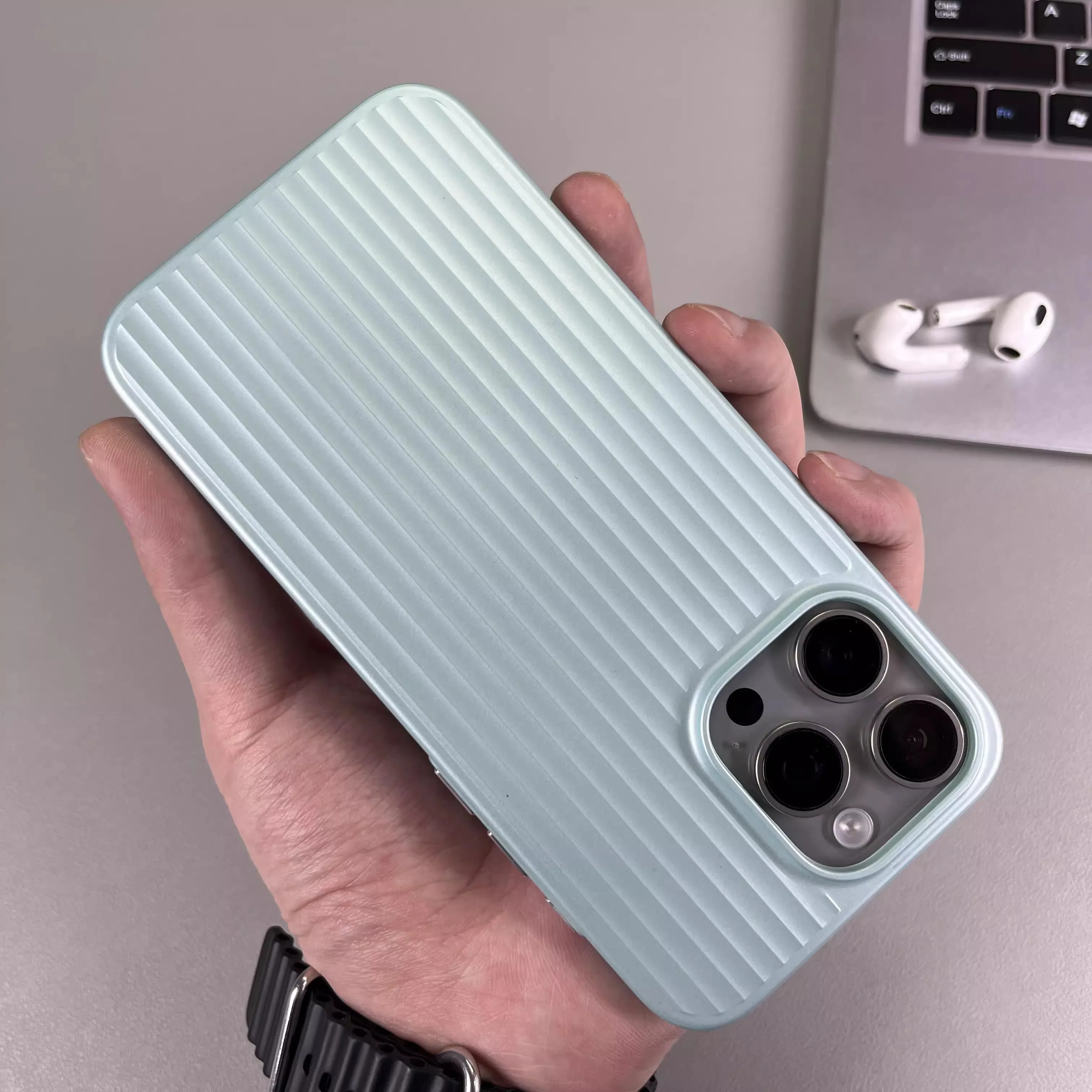 Natürliche Titan-Gitterstreifen-Muster Handyhülle für iPhone 16 14 15 13 Pro Max Plus Metallknopf Stoßfeste Hartschalen-Schutzhülle