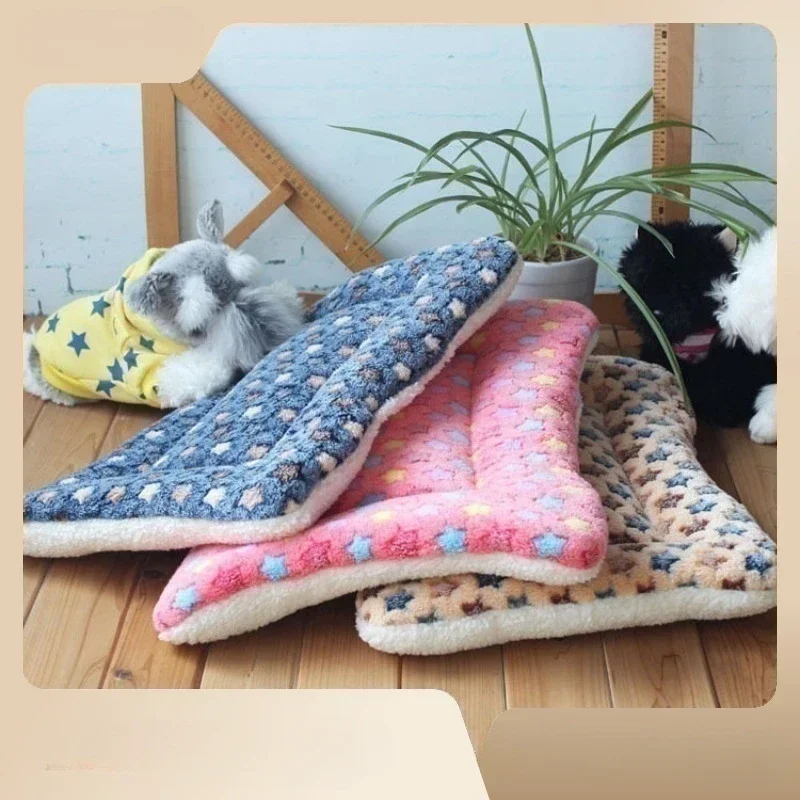 

57x38cm Comfortable Flannel Pet Mat Dog Bed Cat Bed Thickened Sleeping Mat Dog Blanket Mat Suitable for Puppies Kittens Pet Rug