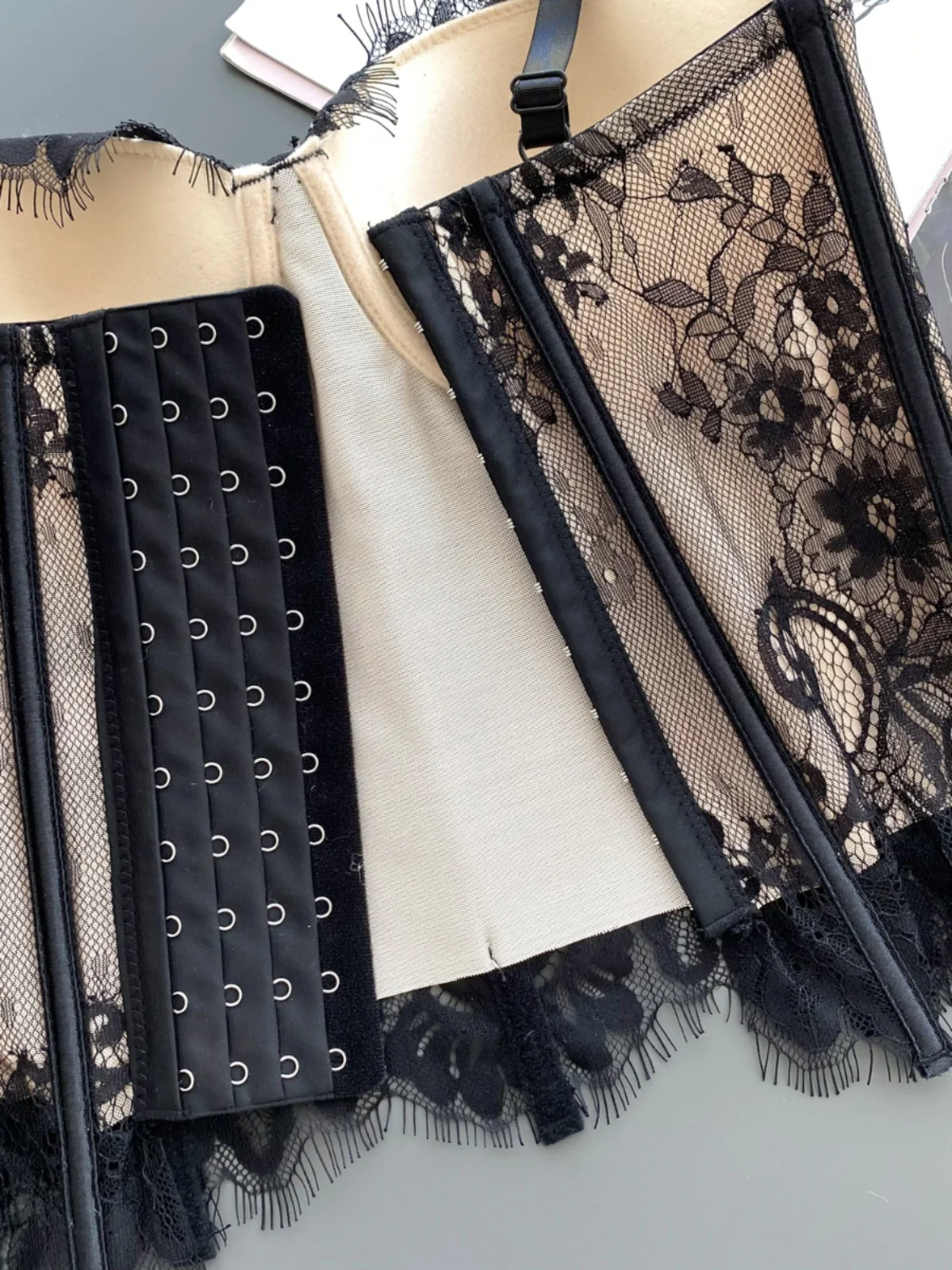 

Pure Desire Versatile Sexy Girl Lace Brtte Women's Retro Sexy Strap Fibone Slimming Lace Vest Commute Sle