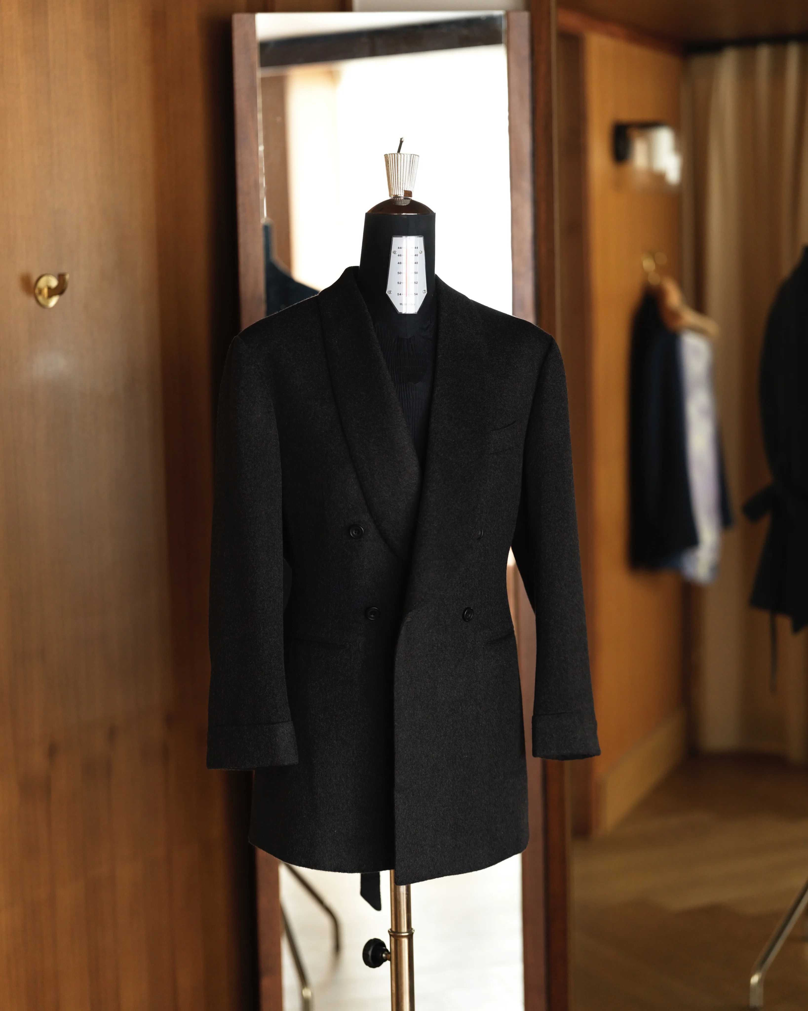 Classic Charcoal Grey Wool Double-Breasted Overcoat with Shawl Lapel and Flap Pockets Men Autumn Long Coat Customized M266713