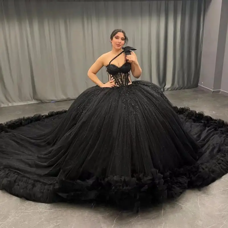 

Customized Shining Black One Shoulder Quinceanera Dress for Girl Illusion Glitter Bow Court Train Robe Quinceanera Rouge