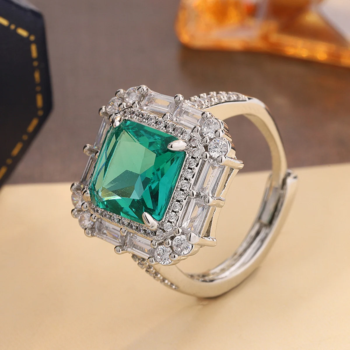 

2025 элегантное новое европейское и американское новое изумрудное кольцо с инкрустацией из полного бриллианта, высококачественное кольцо, легкое, роскошное, элитное, тяжелое
