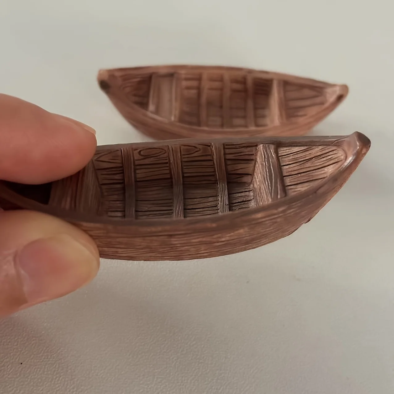 2 Mini Boats - Realistic Floating Model Boat Set, with Boat Body Design, Suitable for Bathtubs, Swimming Pools, and Aquariums