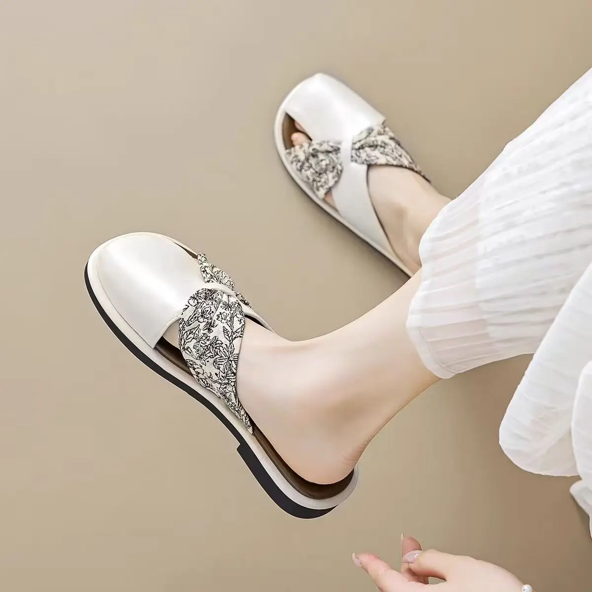 

Женские элегантные сандалии-мюли с закрытым носком, летние, для улицы, из овчины, большие размеры