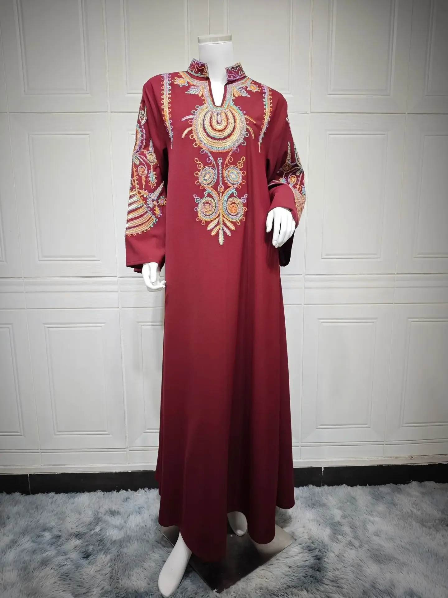 O novo estilo de roupas femininas no Oriente Médio, Arábia Saudita – Vestidos da moda de roupões longos muçulmanos com bordado.