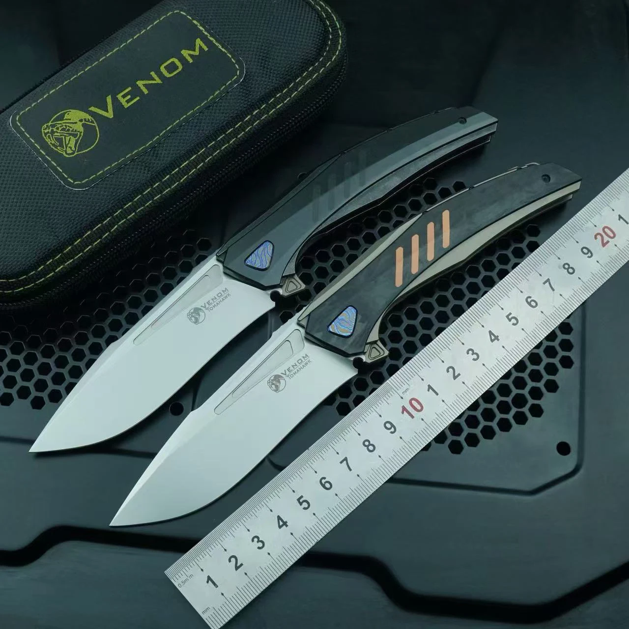 

Venom Tomahawk Pocket Knife M398 Blade Carbon Fiber Titanium DLC Handle Flipper Fast Open for Camping Outdoor Gift Collection