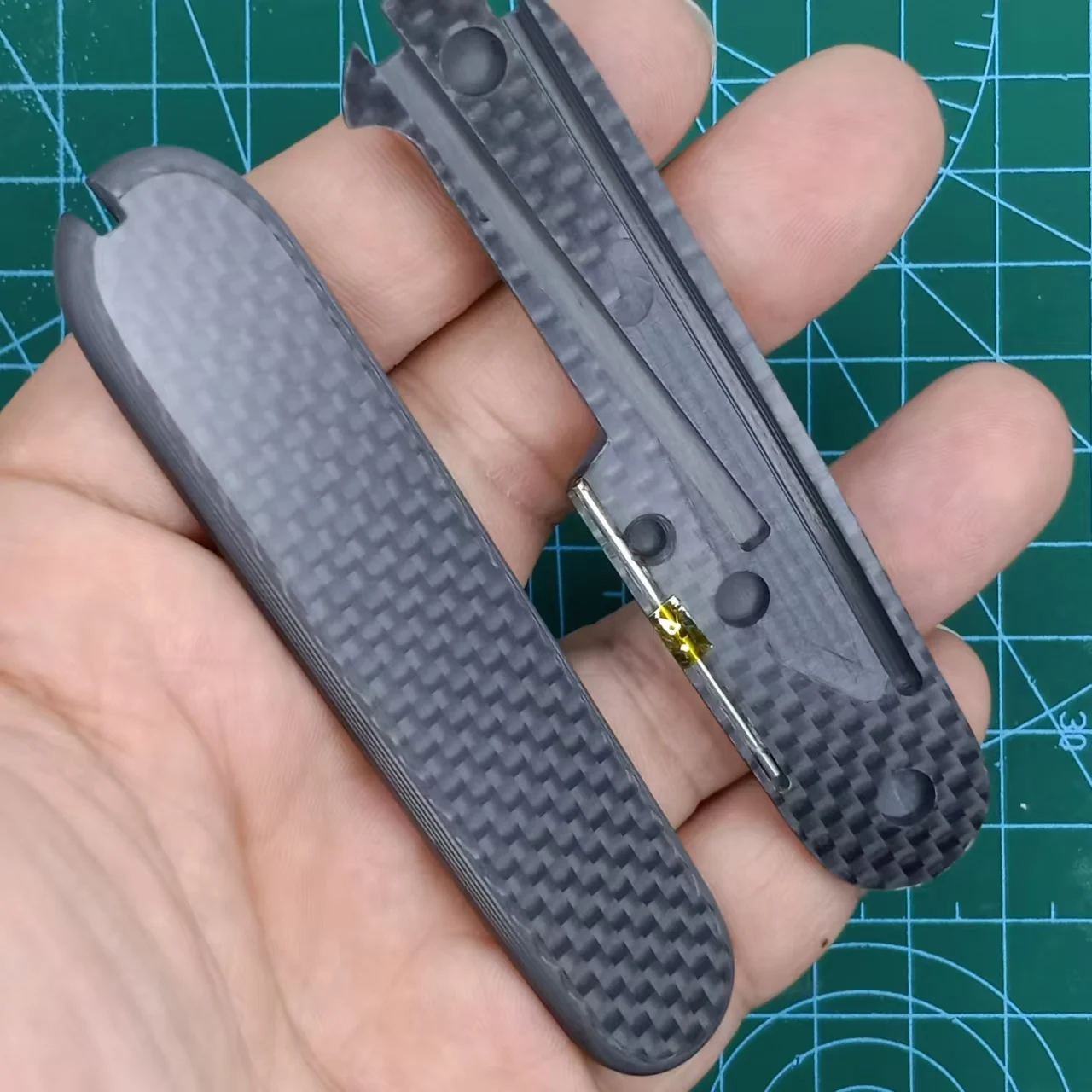 

Выполненная на заказ ручка из углеродного волокна 3K с зубочисткой, пинцетом и шариковой ручкой с вырезом для швейцарского армейского ножа Victorinox 91 мм