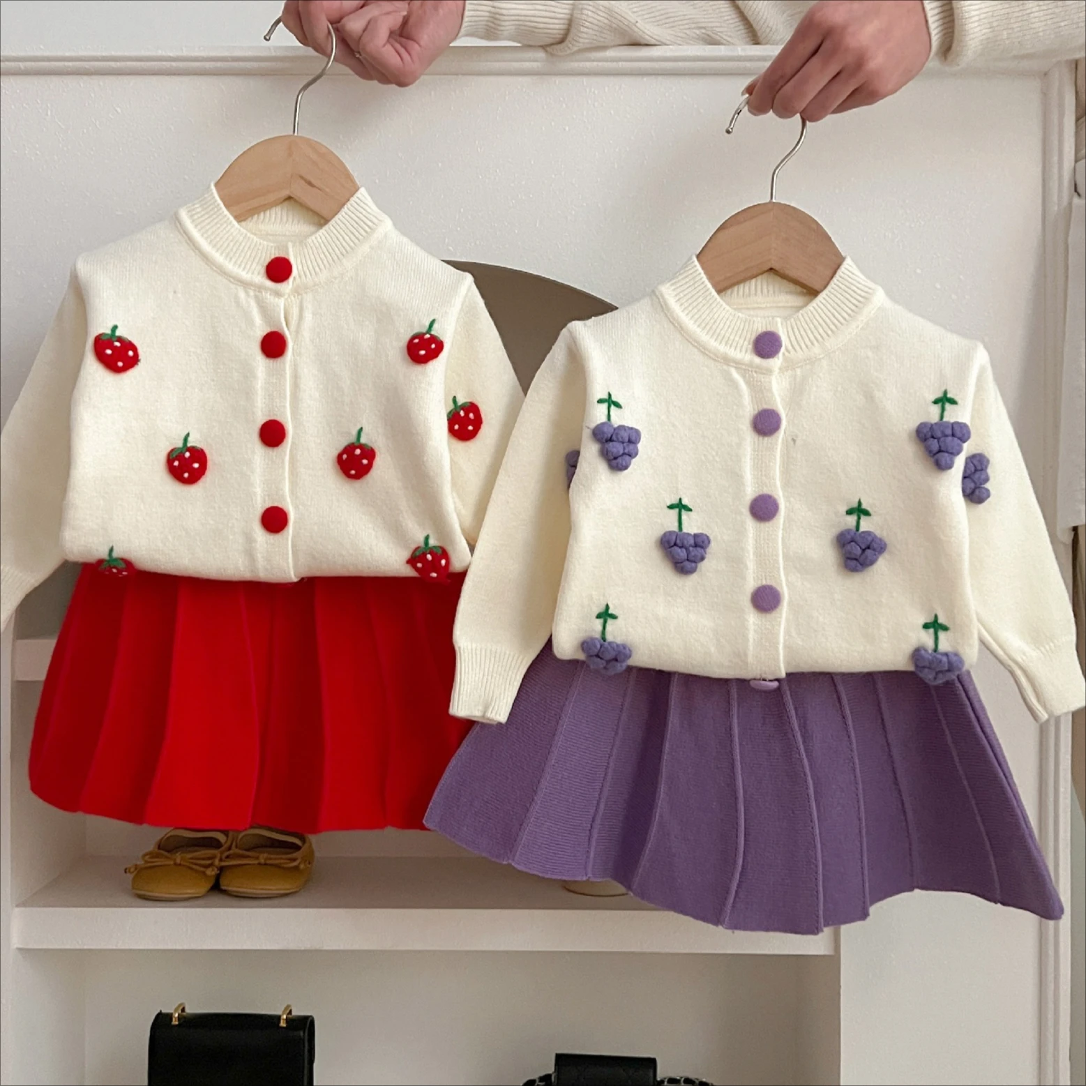 Girls Suit 2025 Spring and Autumn New Childrens Clothing Girls Baby Sweet Strawberry Sweater Pleated Skirt Two Sets Simple