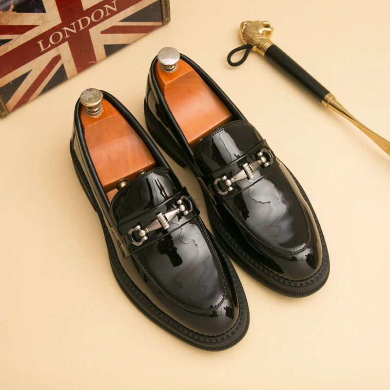 

Модные и популярные мужские удобные лоферы из лакированной кожи с глянцевым покрытием, весенняя новинка, повседневная кожаная обувь для стилистов