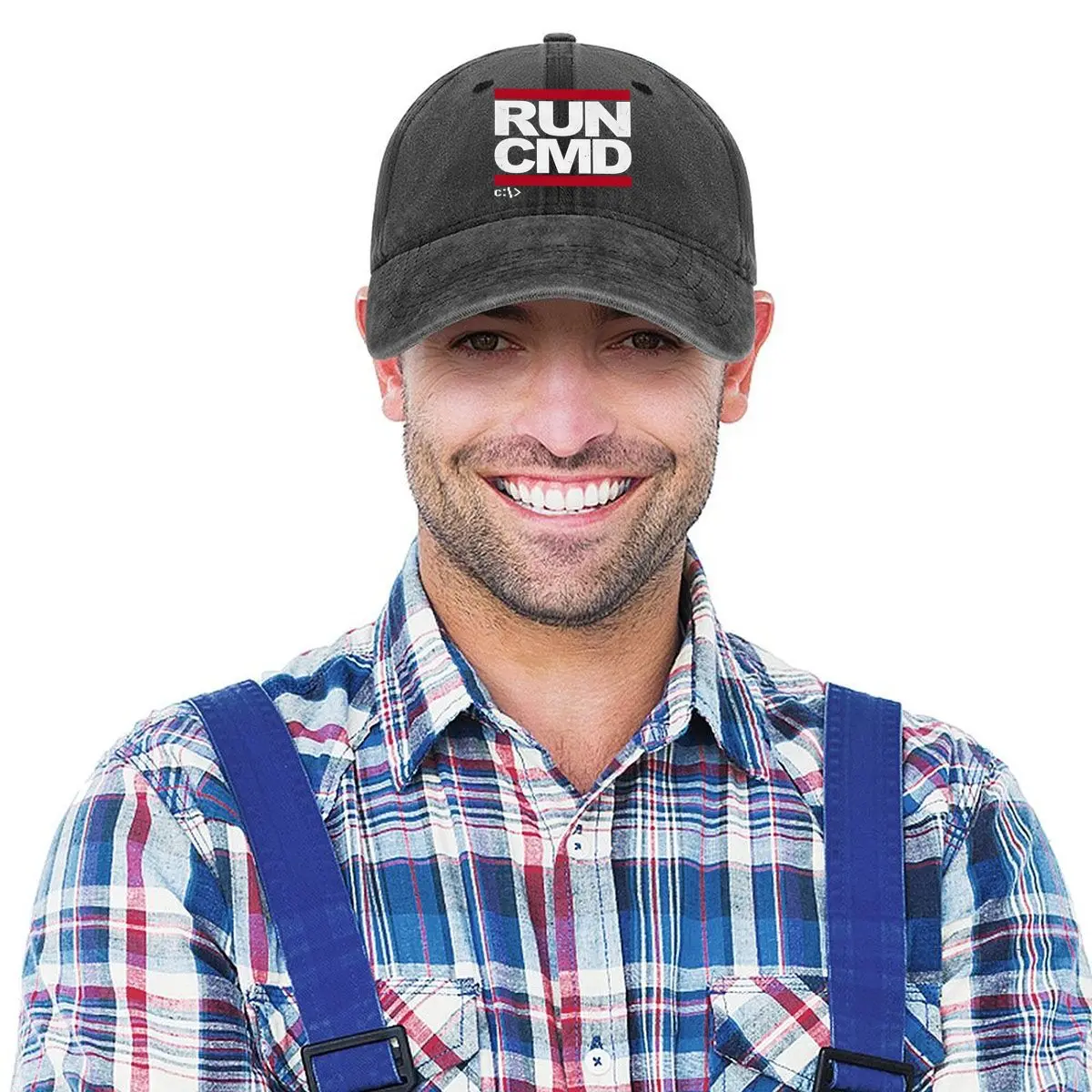 Run Cmd - Bold، Text، Red، Tech - قبعة بيسبول مغسولة بتصميم تحت عنوان