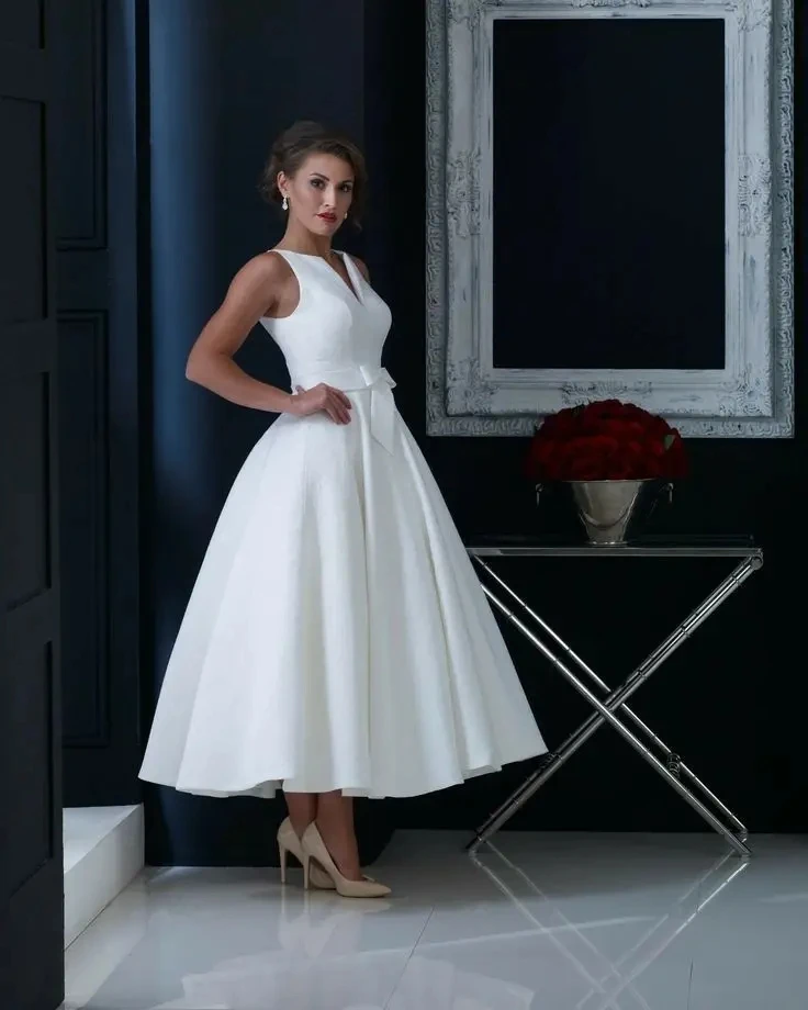 Elegante abito da sera formale a trapezio con scollo a V senza maniche bianco lunghezza tè raso abiti da ballo di fine anno Robe De Soiree