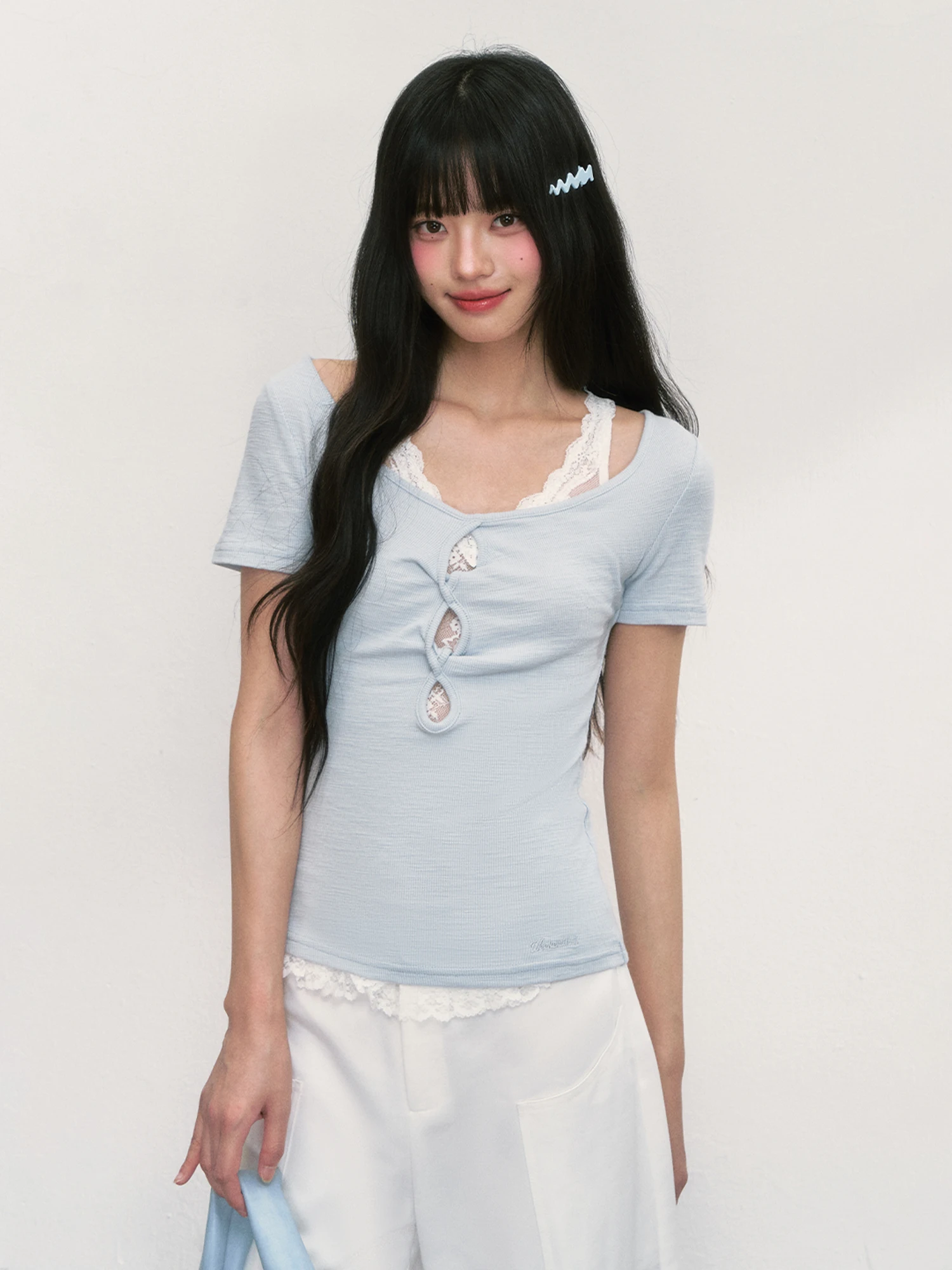 

Летняя футболка с кружевными вставками, уникальный синий дизайн, с узлом, короткий рукав, для девочек, приталенная, из смесового хлопка и полиэстера, влагоотводящая, V-образный вырез.