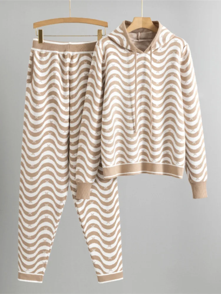 

Корейский модный вязаный комплект из 2 предметов в полоску: женский повседневный свитер с капюшоном и шнуровкой, топ и брюки-шаровары с высокой талией.