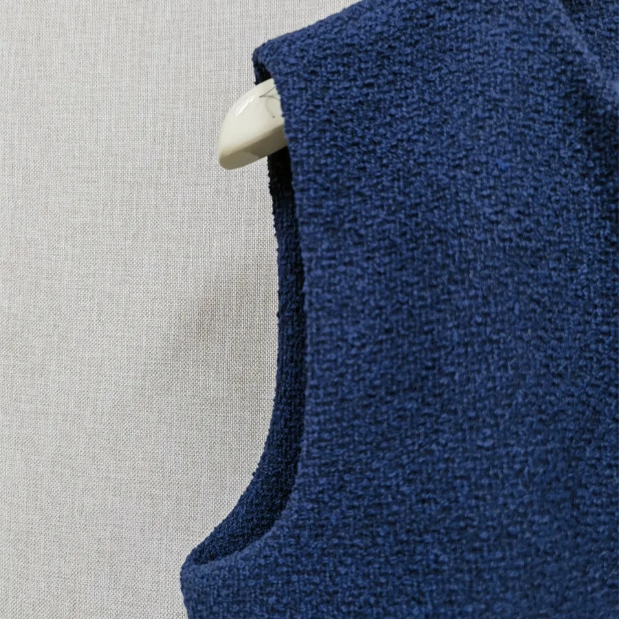 Elegancka damska kamizelka bez rękawów z okrągłym dekoltem, dopasowany krój, jednorzędowa, z kieszenią.