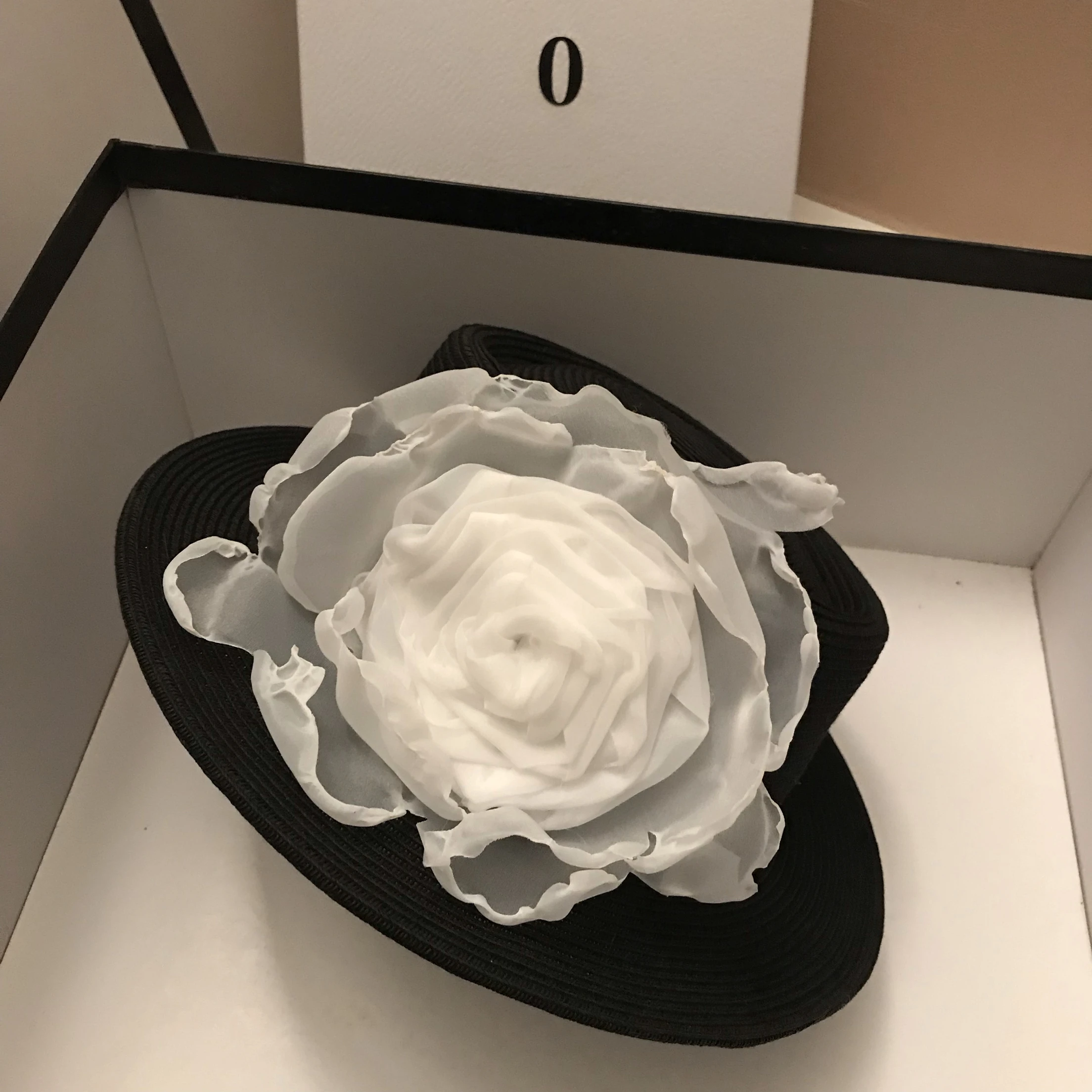 مصمم نمط أنيق ثلاثية الأبعاد الأزهار فيدورا قبعة المرأة أنيق شقة قبعات من القش أسود أبيض السفر ظلة قبعة الربيع الصيف