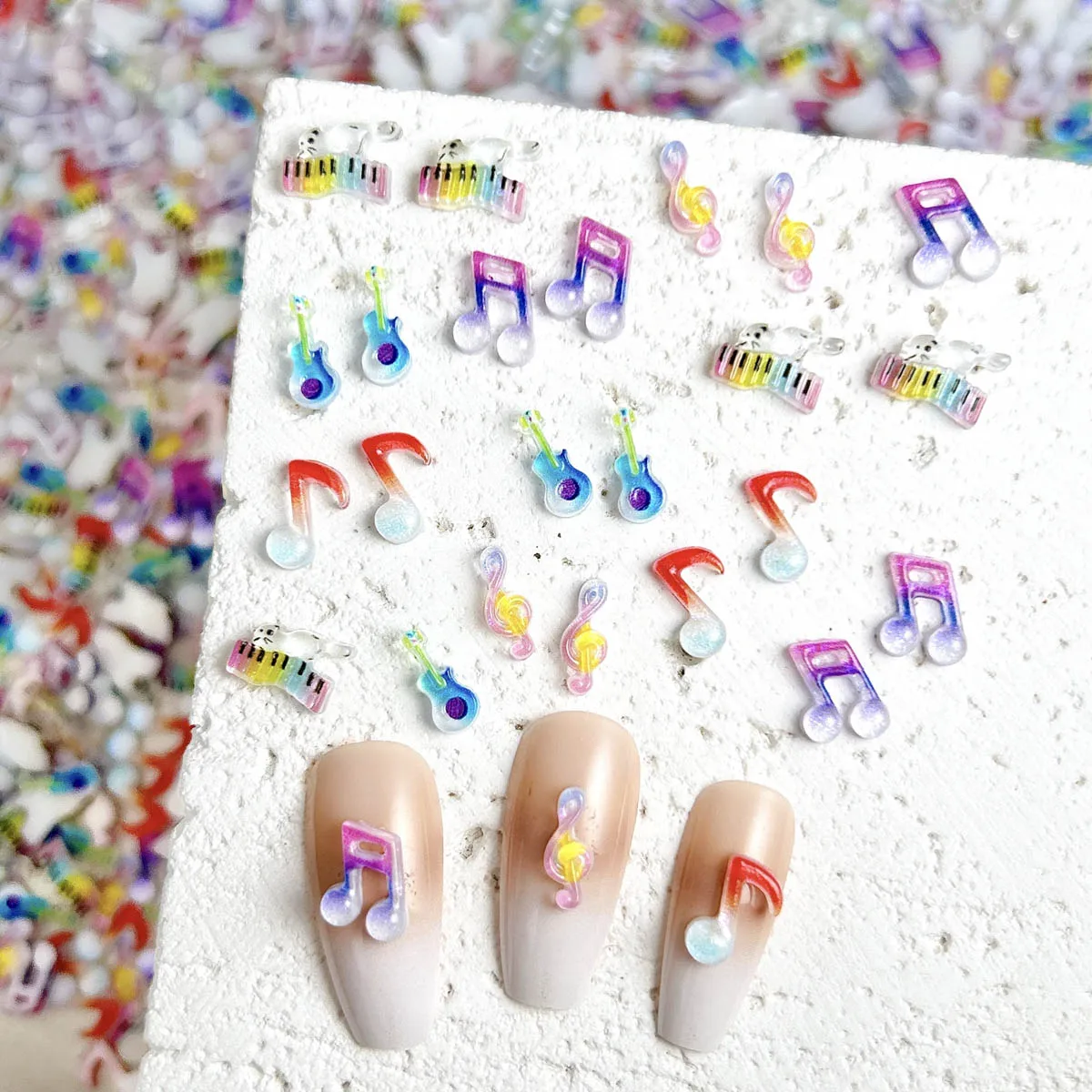 신기한 발광 음악 노트 피아노 키 레진 네일 참 창의적인 그라데이션 컬러 기타 네일 아트 장식 DIY 네일용