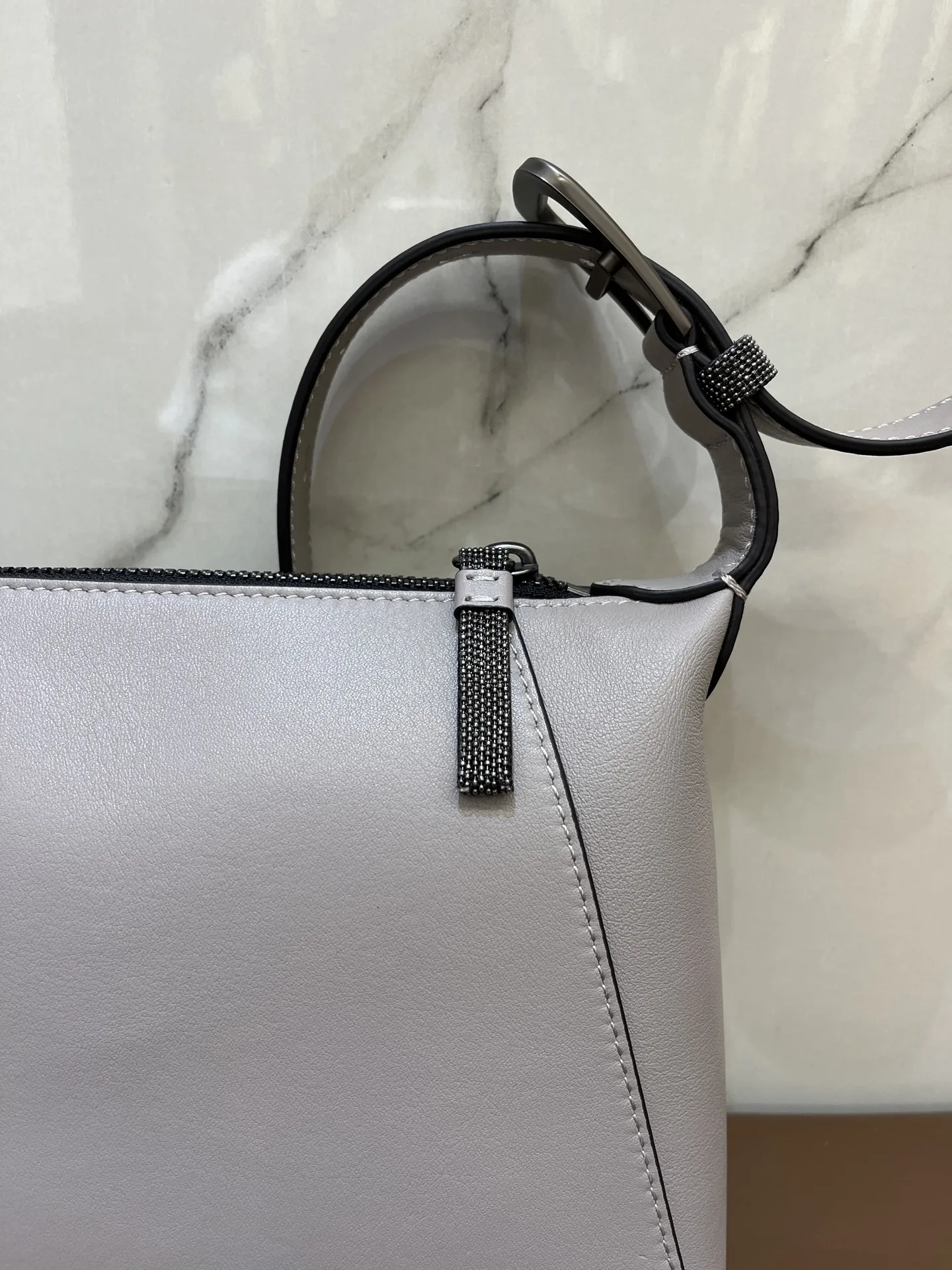 New Autumn/Winter High-Quality Fashionable Casual RISE Lambskin Bag Color: White Size: 26 x 14 cm