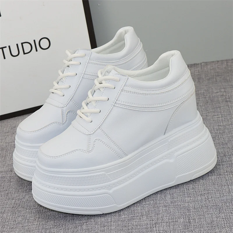 

Весенняя женская обувь, невидимые маленькие осенние 8. универсальные белые туфли из натуральной кожи на толстой подошве.