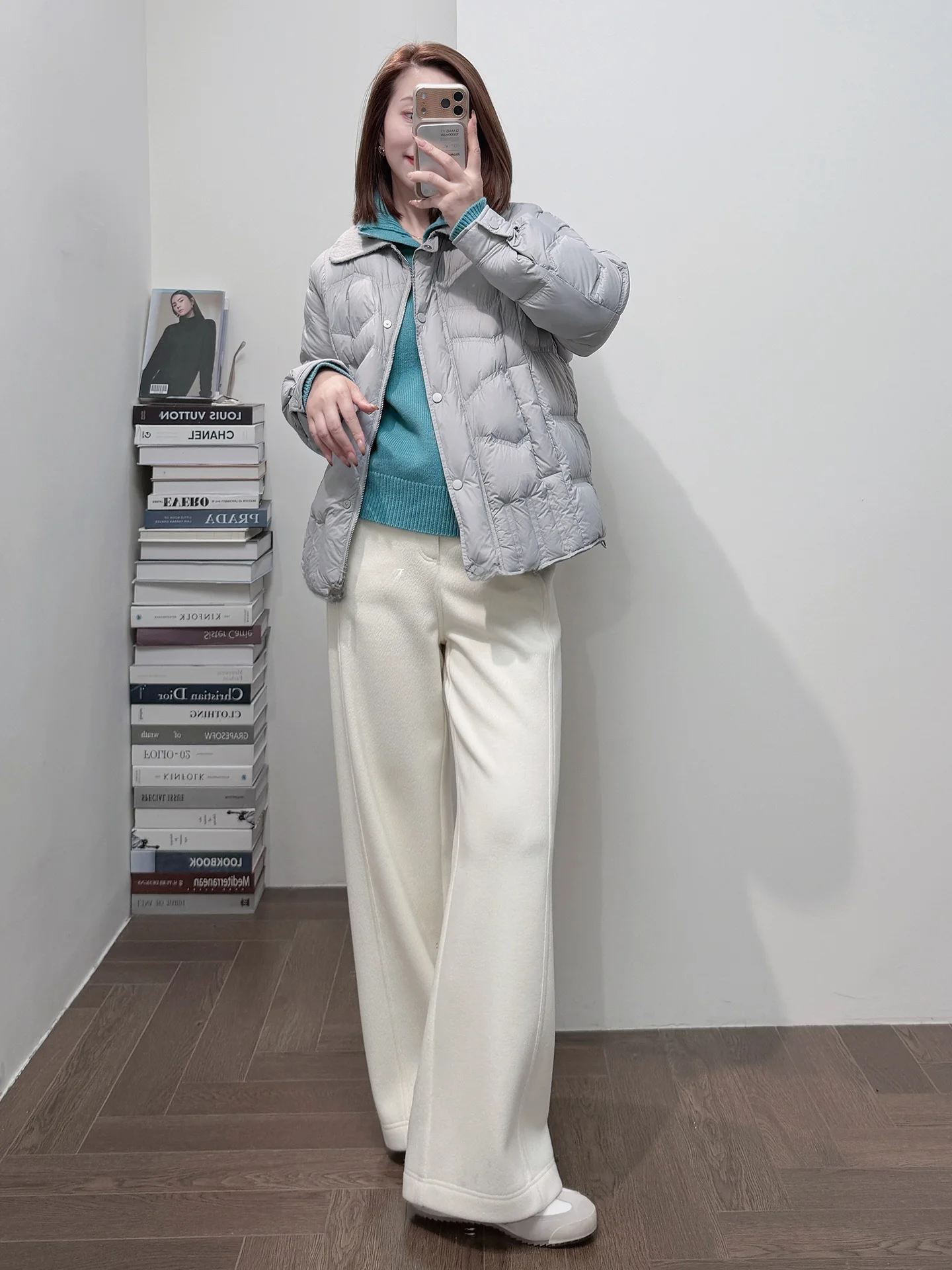 

Классическая женская повседневная теплая куртка с воротником-стойкой, универсальная, хорошо сидящая, с наполнителем из 90% белого утиного пуха