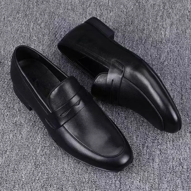 Los nuevos zapatos de frijol de moda son un par de zapatos casuales de cuero para hombres con diseños ahuecados. Zapatos papá A24