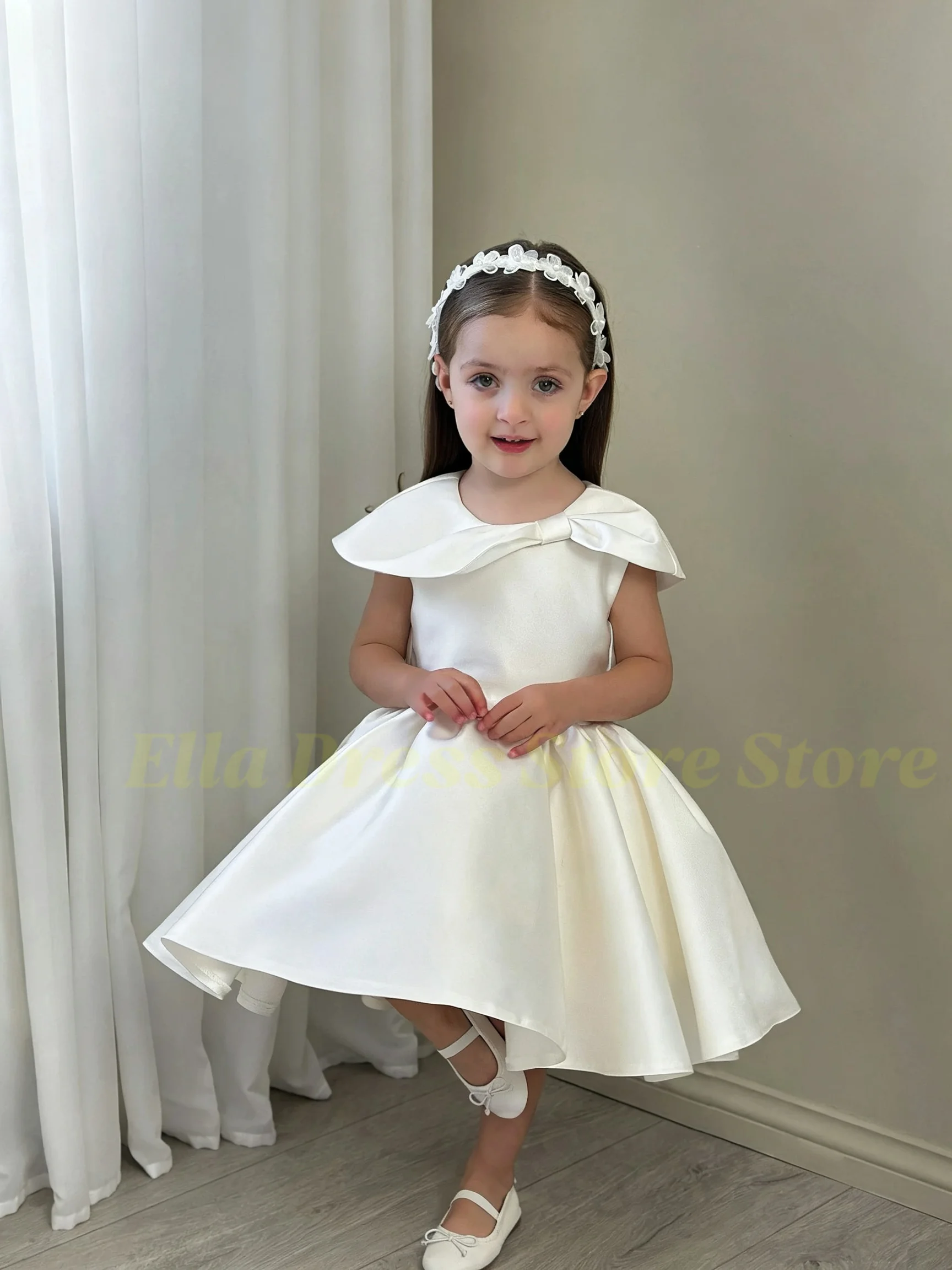 Maßgeschneidertes Blumenmädchenkleid für Hochzeiten, Elfenbeinfarbenes Satin-Minikleid, Elegantes, Niedliches A-Linien-Kleid mit Schleife für Erstkommunion und Geburtstag, Großhandel – Detail 1