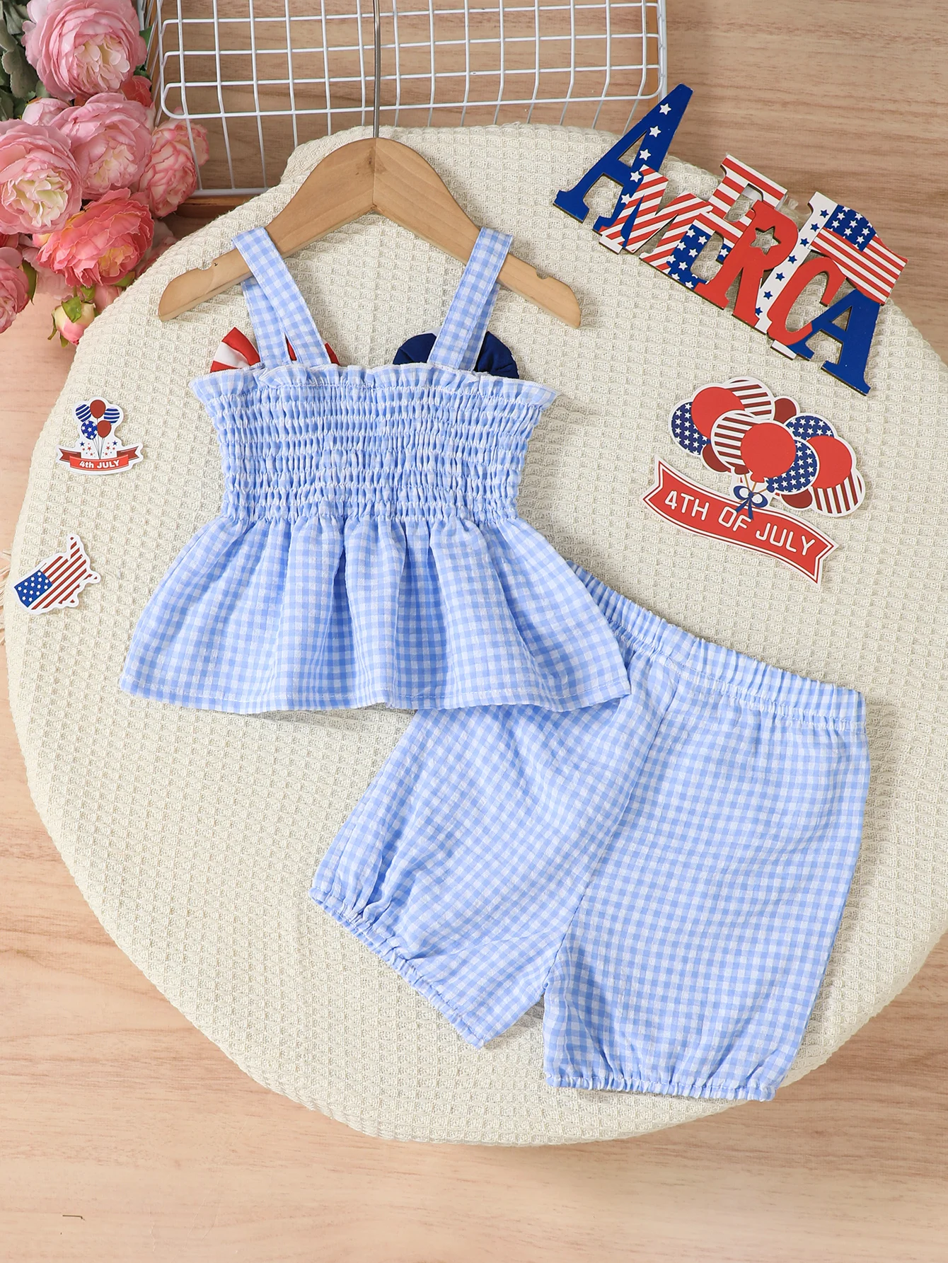 طقم بناتي لعيد الاستقلال مع نمط شبكي بدون أكمام وحزام علوي وسروال قصير مكون من قطعتين مع تصميم فيونكة #2