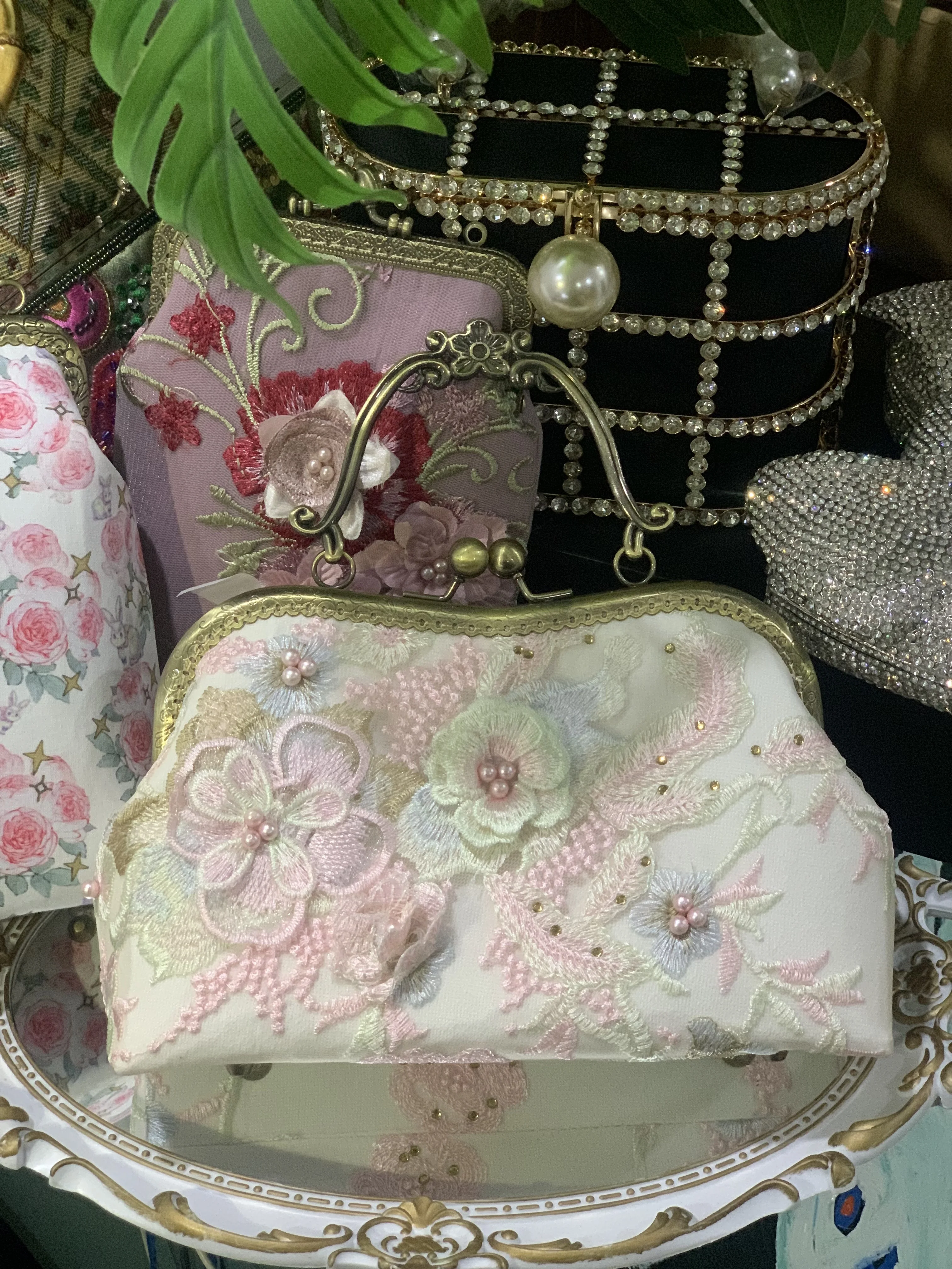 Zagubione w Vintage 3D kwiaty ręcznie szyte kwiatowe aplikacje perły zroszony kwiatów zamek na pocałunek ślub Plus torebka — zdjęcie 5