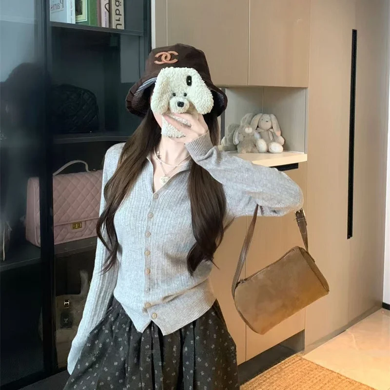 

Корейский модный женский вязаный кардиган с V-образным вырезом и длинными рукавами, новая модель, омолаживающий эффект, для повседневной носки, мягкий, ветрозащитный, из поларфлиса.