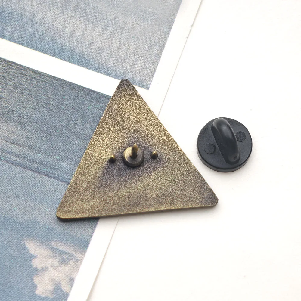 Antike ägyptische Brosche mit dem Horusauge, goldene Pyramide, dreieckiges Abzeichen, Metall-Reversnadel, mystisches, esoterisches Amulett, Schmuckgeschenk für Freunde. – Detail 3